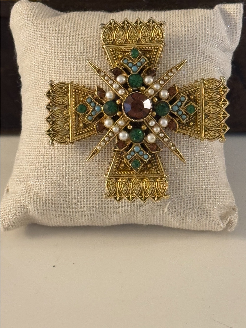 GOLD MALTESE CROSS VINTAGE AUTHOR PEPPER, BROOCH/ PENDAT WITH FAIX PEARLS!